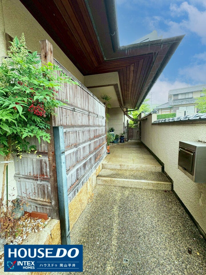落ち着いた和モダンな佇まいが魅力的なアプローチです!ゆとりある幅の平坦な通路は歩きやすく、ベビーカーの移動や、たくさん買い物をして荷物が多い時もスムーズで助かりますね♪