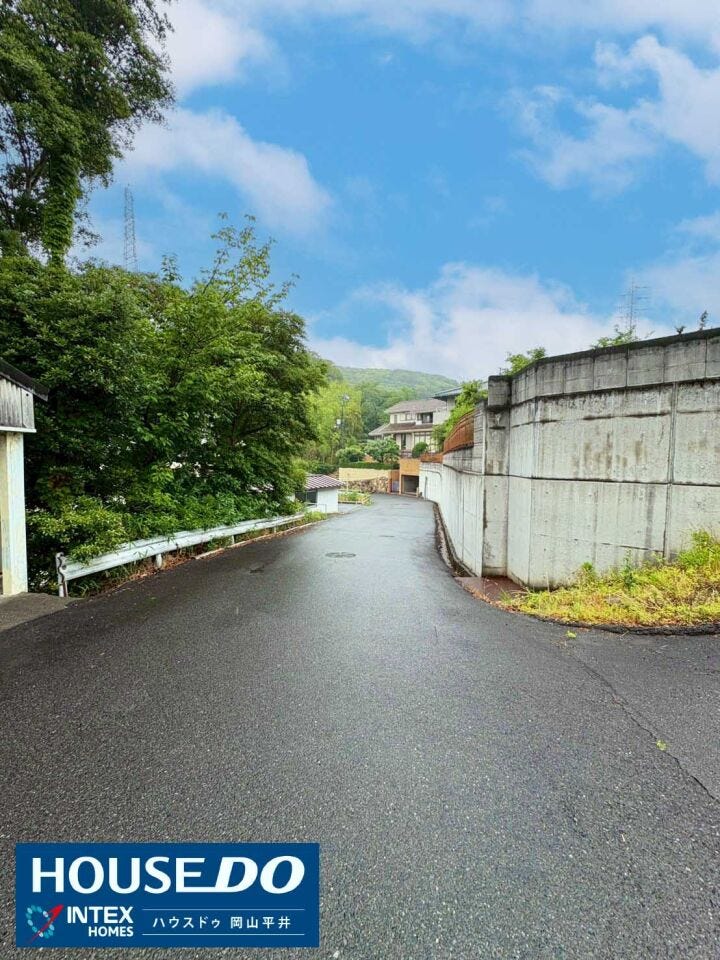 青空と豊かな緑に包まれた、開放感のある前面道路です!交通量が少なく落ち着いた環境なので、小さなお子様がいるご家庭でも安心して新生活をスタートできますね♪