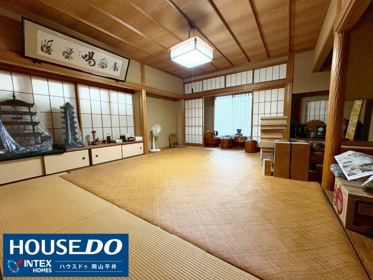 凛とした気品と木の温もりが漂う、圧倒的開放感の本格和室です!障子を開ければ奥の広縁まで空間が繋がり、大人数が集まるイベント時ものびのびと快適に過ごせますね♪