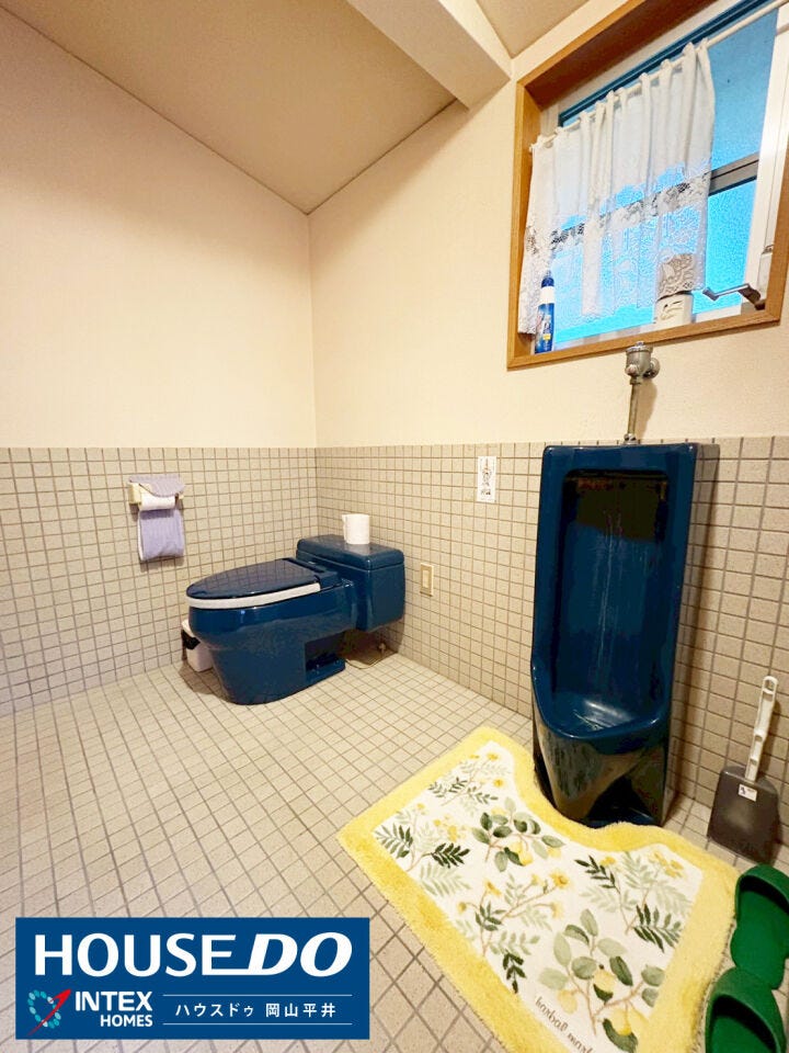 深みのあるブルーのデザインが印象的な、ゆとりある大空間のトイレです!窓からの自然光が室内を明るく照らし、家族みんなが毎日気持ちよく利用できますね♪