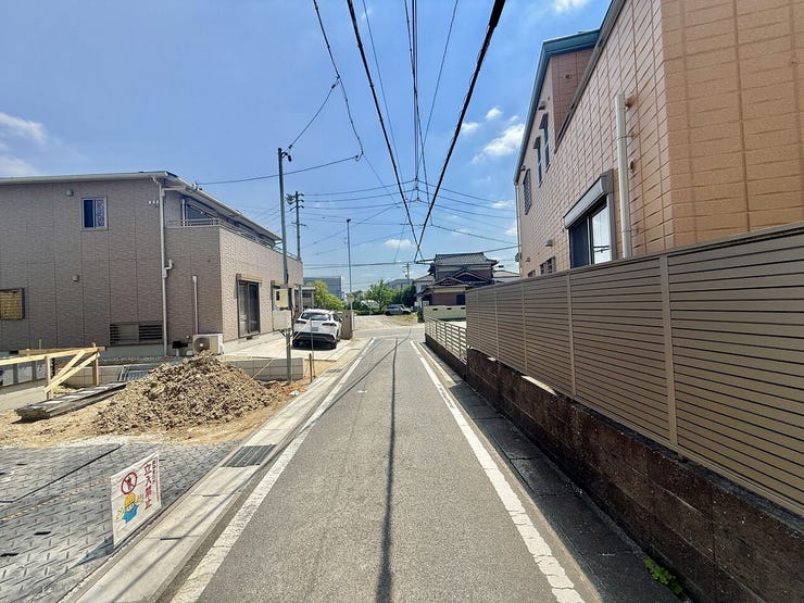 ◇前面道路◇
過ごす時間と共に刻々と表情を変えていく住まい、季節によってさまざまな表情を見せてくれるわが家は、時を重ね思いを紡ぐ場所です。ご家族の一家団欒を心ゆくまでお楽しみください。