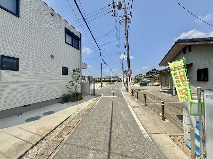 ◇前面道路◇
前面道路は約3.3mです。自動車同士が速度を落として対向してくれそうな幅です。事故の心配も軽減されますね。最寄り駅までは少し距離がありますが、ウォーキング効果が期待できそうです。