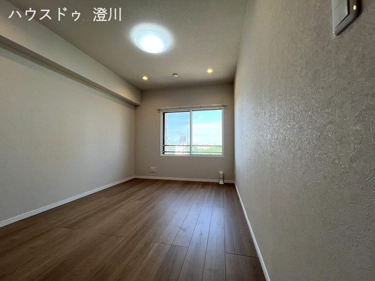 新規貼替済みのスタイリッシュな内装。温かみのあるダウンライトが、落ち着きのある空間を演出します。