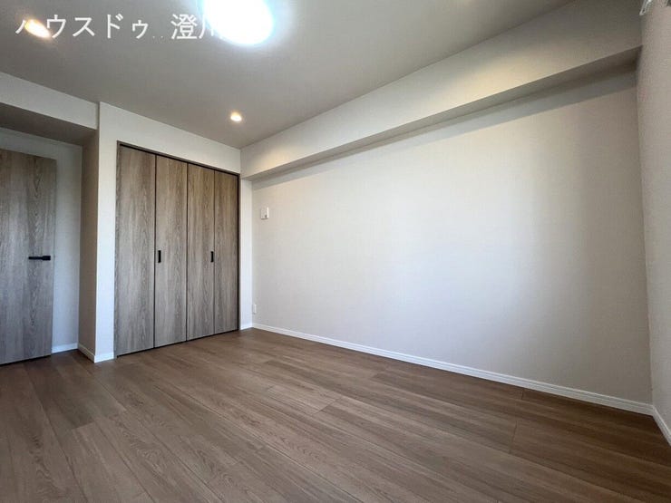 クローゼット完備で、お部屋をいつもすっきりと。お気に入りの家具が映える、無駄のない美しい空間デザイン。