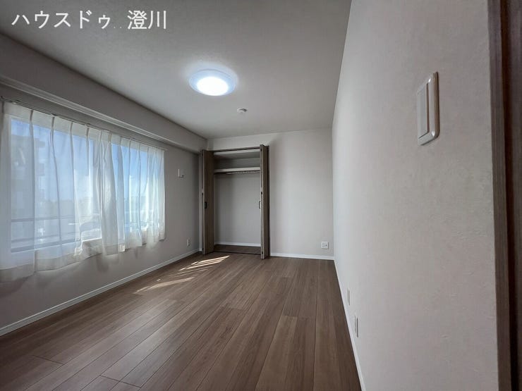南西向きの窓から差し込む、心地よい自然光。清潔感あふれる、新規内装リノベーション済みの洋室。