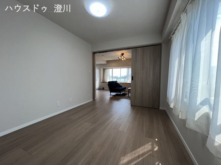 リビングのご家族と視線が交わす心地よさ。お子様のプレイスペースや、マルチに使えるワークスペースにも好適です。