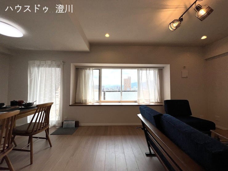 大きな出窓のカウンターにお気に入りの雑貨やグリーンを飾って特等席に。見晴らしの良い景色を眺めながら、家事の合間にホッと一息つけるおうちカフェ風の癒しの空間です。