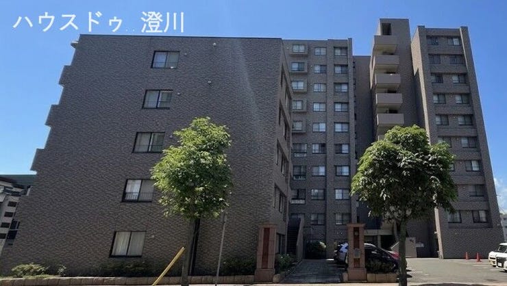 【外観】
地下鉄東豊線「豊平公園」駅徒歩2分の利便性が魅力。落ち着いた街並みに調和する重厚感ある外観で、総戸数44戸の管理体制良好なマンションです。豊平公園も身近にあり、四季を感じながら暮らせる住環境です。