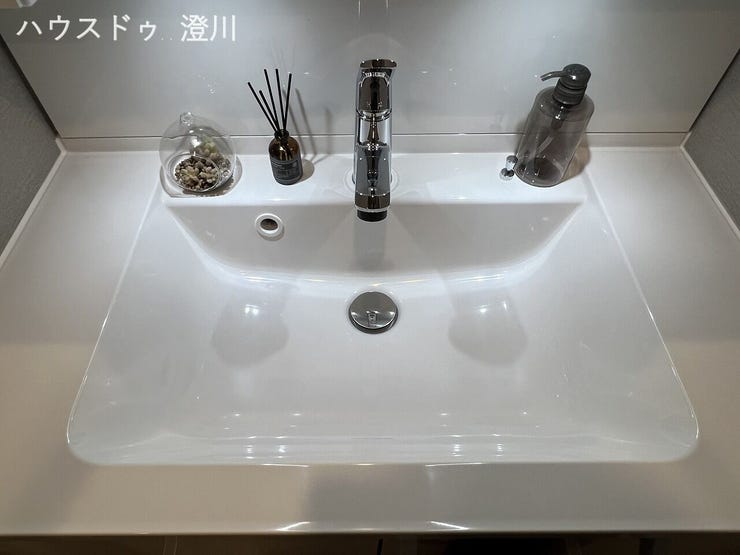 天板とボウルの継ぎ目がない一体型仕様で、汚れが溜まりにくくお掃除がスムーズ。水はねもサッと拭くだけ。左右のフラットなスペースは、ハンドソープや小物を置くのに便利です。