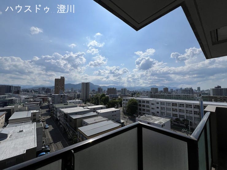 9階高層階ならではの遮るもののない開放的なパノラマ眺望。美しく広がる青空と遠くの山々を一望できる見晴らしの良さが、日常に特別な爽快感と癒やしをもたらします。