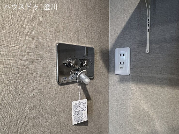 壁面すっきりのスタイリッシュな埋込型水栓。万が一の漏水を防ぐ緊急止水機能に加え、頑固な汚れ落としや冬場のお洗濯に嬉しい温水対応の混合水栓仕様で、安心と快適さを両立。