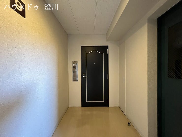 住戸の独立性を高める、ゆとりある空間設計。毎日の暮らしの安心感を玄関前から心地よく演出します。