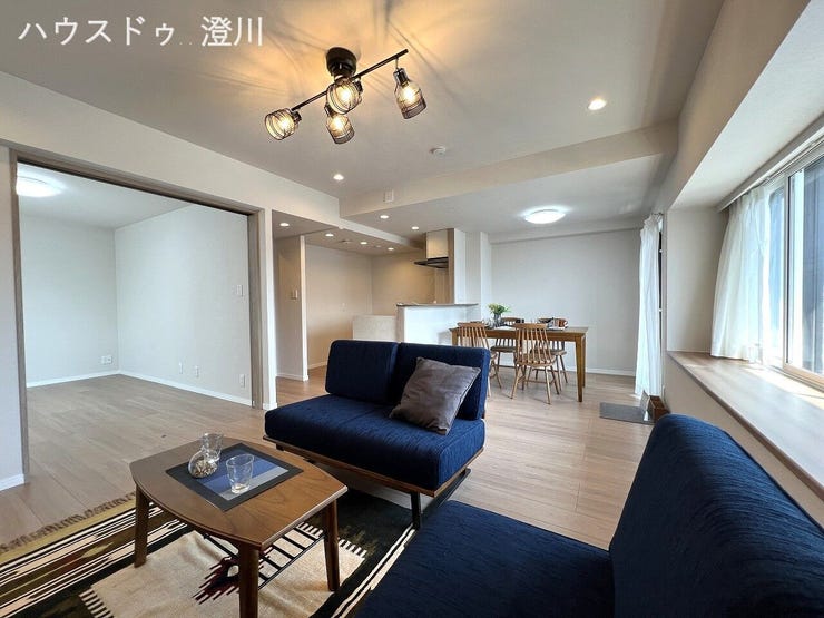 約15.9帖の広々としたLDKは、南西向きの窓から明るい陽光が差し込む開放的な空間。家族が自然と集まる心地よい住まいで、ゆったりとした団らんの時間をお過ごしいただけます。