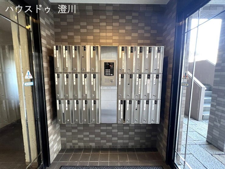 エントランスに整然と配置されたスタイリッシュな集合ポスト。オートロック操作盤と一体となったデザインで、日々の郵便物のチェックもスムーズかつ安全に行えます。