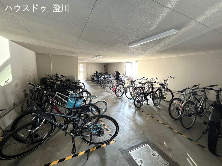 天候や冬の積雪を気にせず大切な自転車を保管できる安心の屋内駐輪場。ゆとりある広々としたスペースが確保されており、毎日の出し入れや移動もスムーズに行えます。