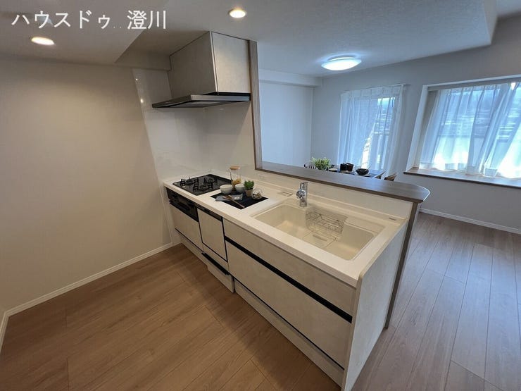 使い勝手の良いシステムキッチンを採用し、毎日のお料理も快適。十分な作業スペースと収納力を備え、家事動線にも配慮された設計で、ご家族との会話を楽しみながら調理ができます。