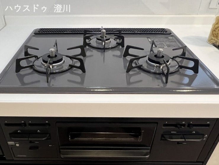 同時に3品調理できる三口コンロなら、忙しい夕食の準備もスムーズ。スープを温めながらメインと副菜を作るなど、効率的な並行調理で毎日の料理がグッと時短になります。