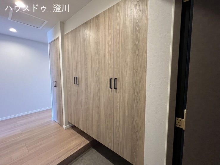 住まいの顔となる玄関は、明るくすっきりとした印象の空間。収納力のあるシューズボックスを備え、靴や小物を整理しやすく、いつでも気持ちよく来客を迎えられます。