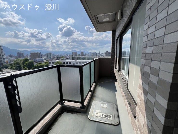 9階部分ならではの開放感が魅力の南西向きバルコニー。陽当たり・風通しが良く、洗濯物も気持ちよく乾きます。晴れた日には広がる眺望を楽しみながら、ゆったりとした時間を過ごせます。
