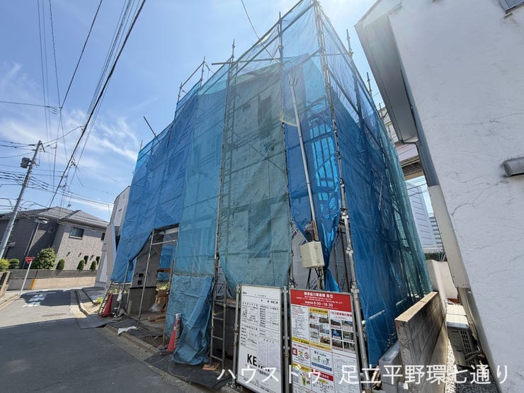【外観】
落ち着いた街並みに映える洗練された外観デザイン。開放感ある立地とともに、住まう満足感を高める佇まいです。