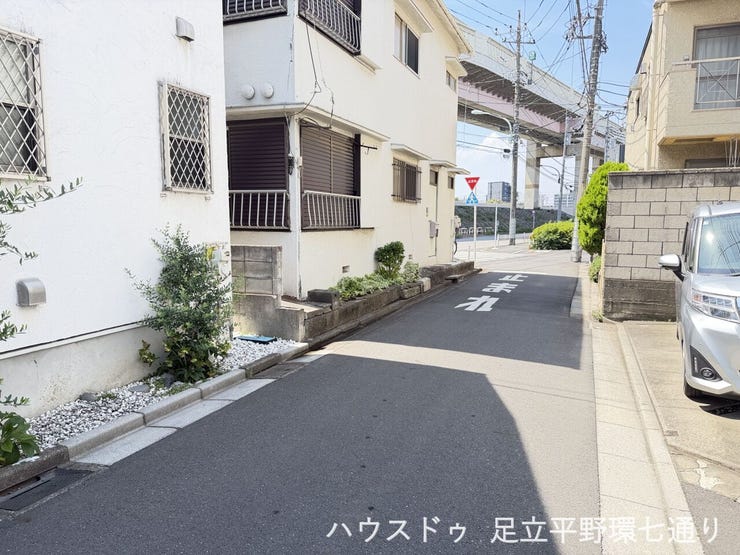 落ち着いた住宅街の一角。前面道路はすっきりとしており、車の出し入れもしやすい環境です。