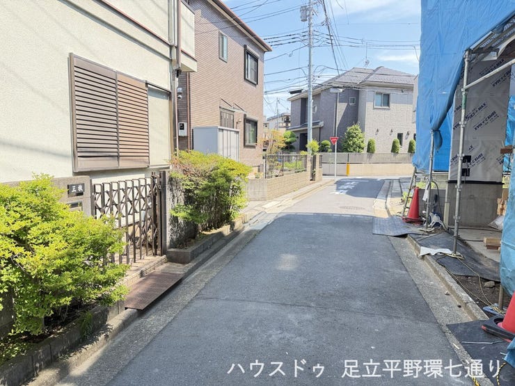 周辺は戸建が建ち並ぶ穏やかな街並み。現地までのアプローチもわかりやすい立地です。