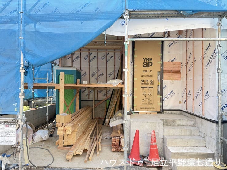 建築が進む現地。玄関まわりや駐車スペースの配置も確認しやすく、完成が楽しみです。