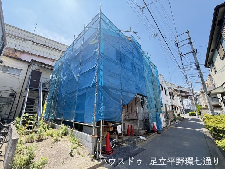 現地は着々と工事が進行中。陽当たりや建物ボリュームもイメージしやすい状況です。