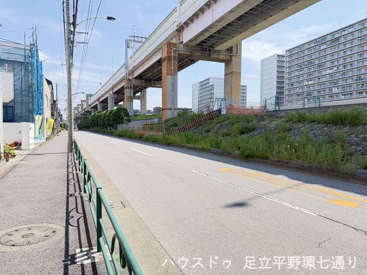 前面道路は開放感があり、周辺環境もあわせて現地の暮らしやすさを感じられます。