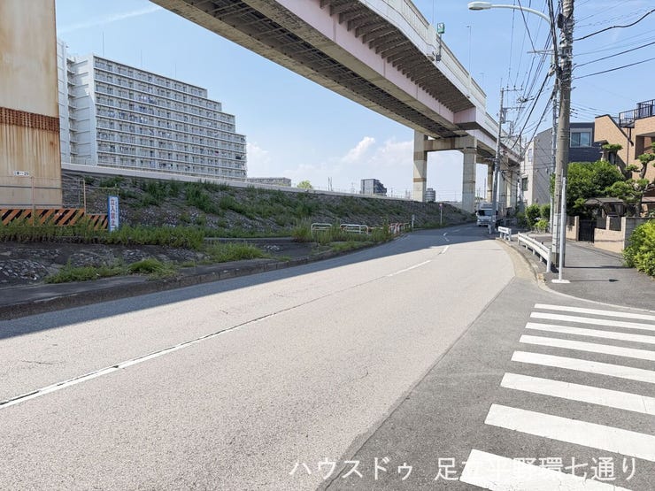 現地周辺は見通しの良い道路に面し、開放感のあるロケーションです。