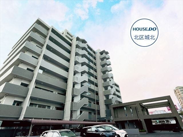 【外観】
10階建てマンションです。
名城線/黒川駅まで徒歩約20分、市バス「鳩岡」停まで徒歩1分の距離に立地です。