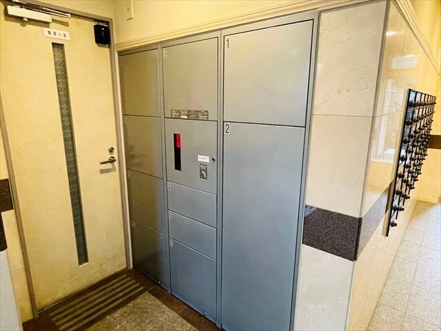 宅配ロッカーです。
不在時にもお荷物を受け取ることが出来ます。
