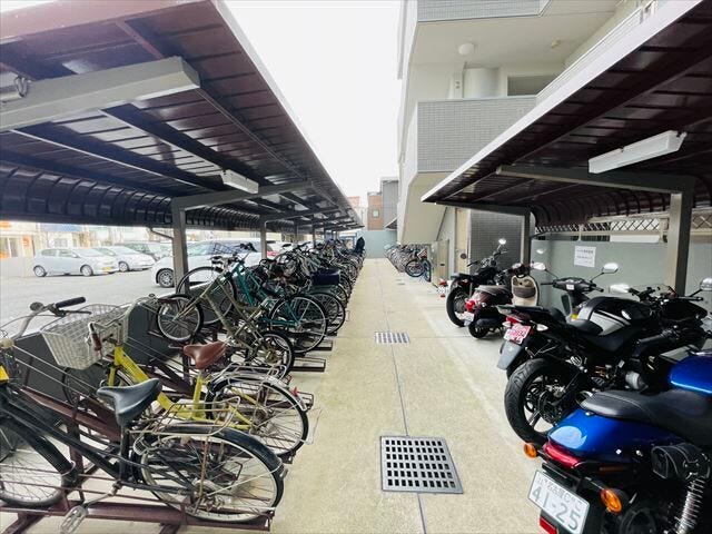 駐輪所です。
屋根があるので自転車を濡らさずに保管頂けます。