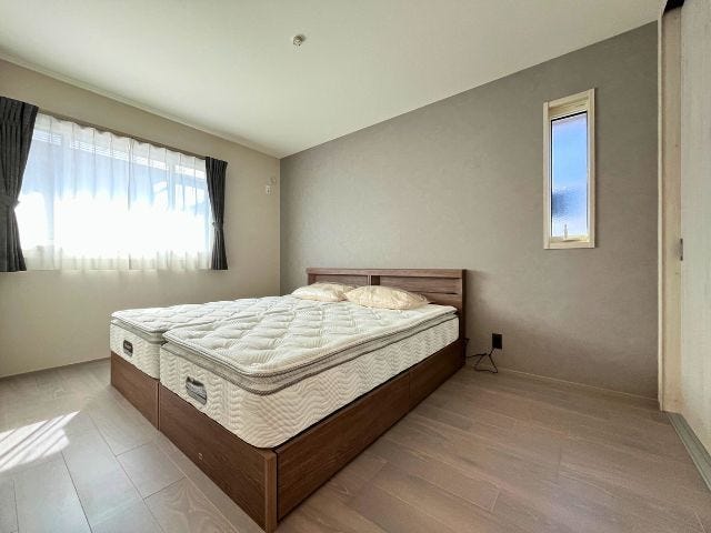ベッドを2台置いてもこのゆとり!2階で1番広いお部屋なので、主寝室におすすめです。