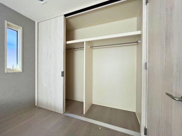 壁面全体が収納になっています。扉も大きく開くので、大きなものでも出し入れしやすいです。