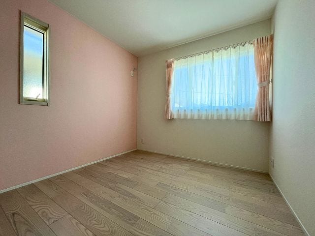 ピンクの壁がかわいいお部屋ですね。お子さまも自分のお部屋を大事に使いたくなりますね。