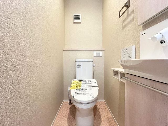 2階にもトイレがあります。移動距離が短縮されるだけでなく、混み合う時間も安心ですね。