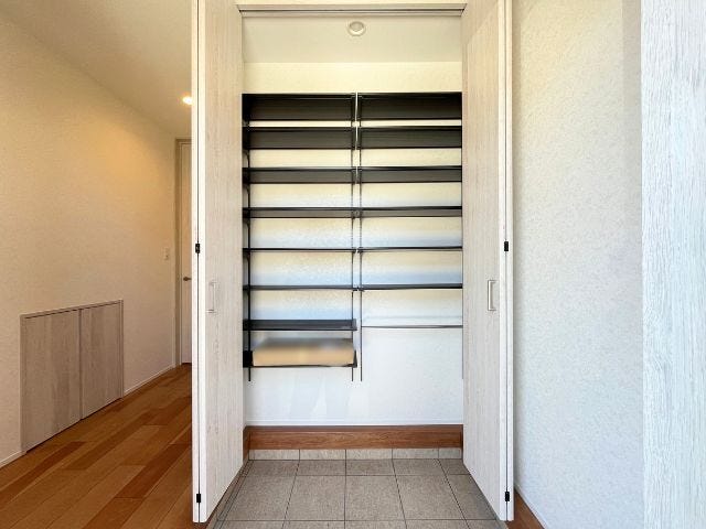 可動棚で調節可能なSICです。ロングブーツやトレッキング靴も収まる便利な収納です。