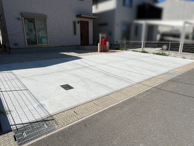 間口があるので並列駐車可能です。車の出し入れも落ち着いてできますね。