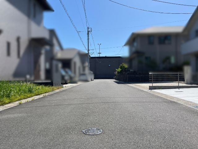 幅員約6.0mです。道路幅にゆとりがあり、車種を選びません。大きめの車を乗る方にもオススメです。