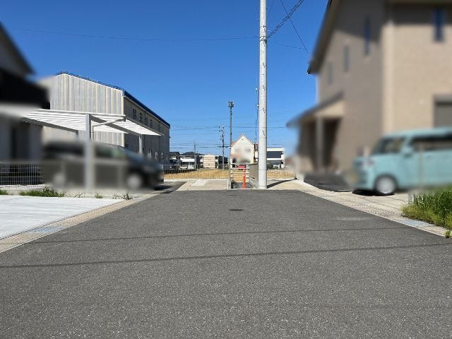幅員約6.0mです。車の出し入れもしやすく、配達の車が停まっていても通行出来る道幅となっています。