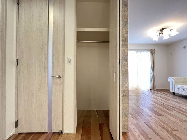 リビングに入ってすぐの収納です。ハンガーパイプがあるので、上着などを置きっぱなしにせず済みますね。