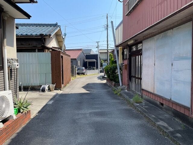 東側前面道路の様子です。