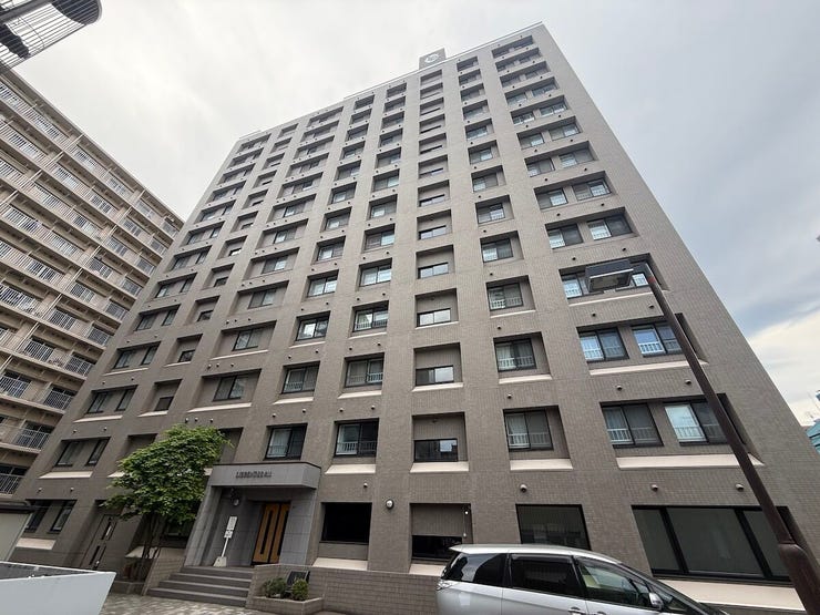 【外観】
地上13階建ての堂々たるフォルム。周辺でも目を引く存在感のあるレジデンスです