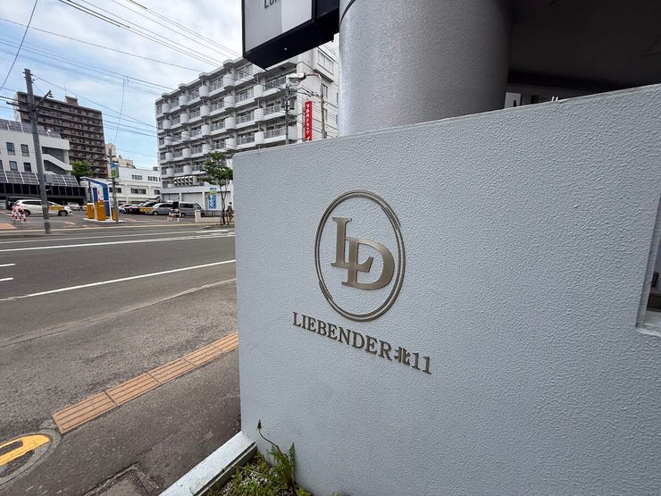 重厚感漂うエントランス。端正な佇まいが、都心の街並みに美しく調和するマンションです。
