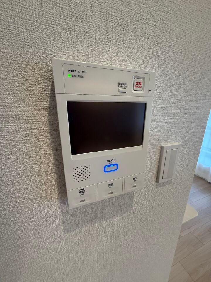 来客時に相手の顔を確認できるTVモニター付インターホンを完備。オートロックと連動した高いセキュリティ体制