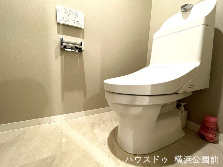 トイレは温水洗浄・温便座機能付きです。脱臭機能も付いております。