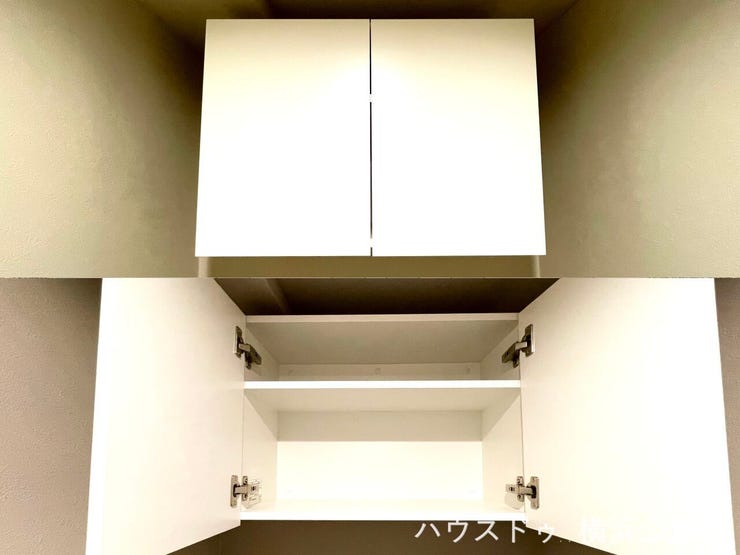 トイレには吊戸棚があります。トイレ用品をストックしておけます。