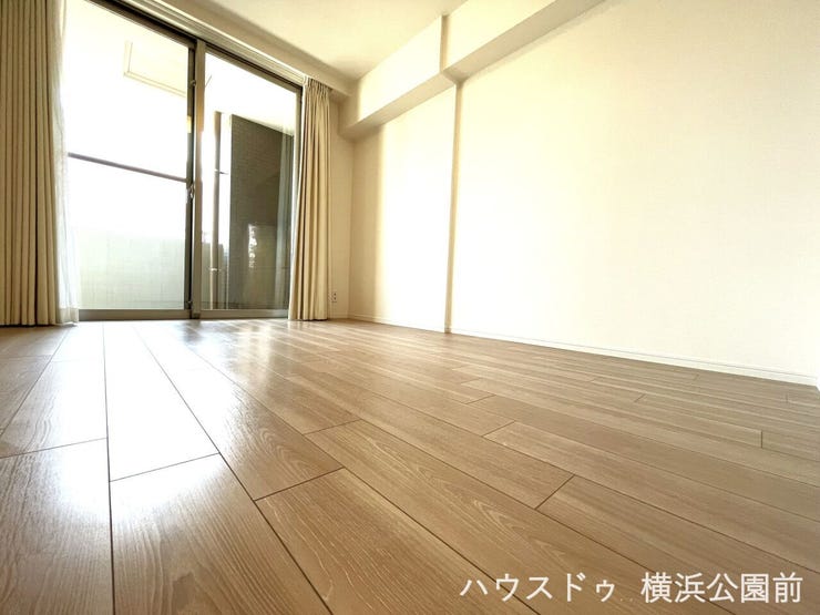 約6.6帖の洋室です。南西向きバルコニーに面していて陽当たり良好、主寝室としてのご利用はいかがでしょうか。