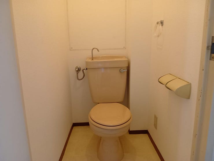 手洗い器が一体となった省スペース設計のトイレです。限られた空間を有効に活用しつつ、使用後すぐに手を洗うことができるため衛生的で、日々のお手入れもしやすい実用的で機能的なプライベート空間です。
